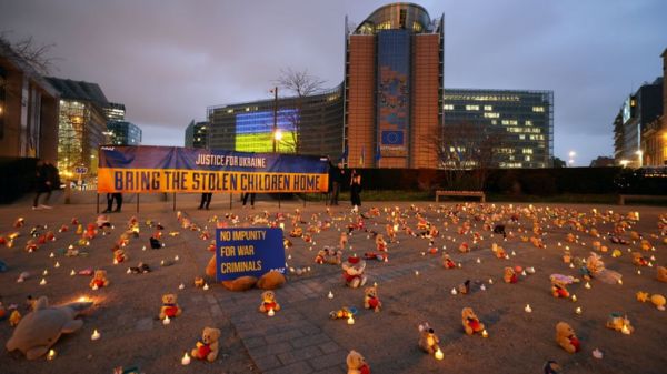 Акции солидарности в поддержку Украины в разных странах. Фото