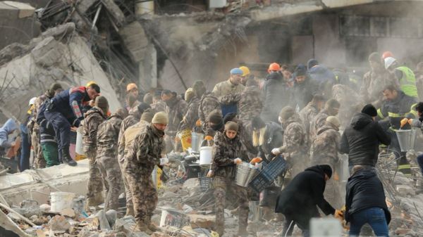 Турцию и Сирию сотрясли два мощных землетрясения. Погибли почти 2 тысячи человек