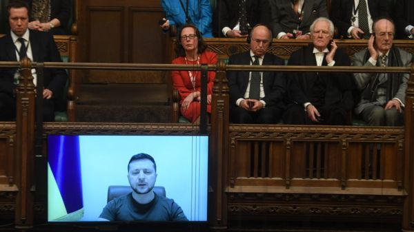 Зеленский прибыл в Лондон впервые с начала войны. Он встретится с королем Карлом III и выступит в парламенте