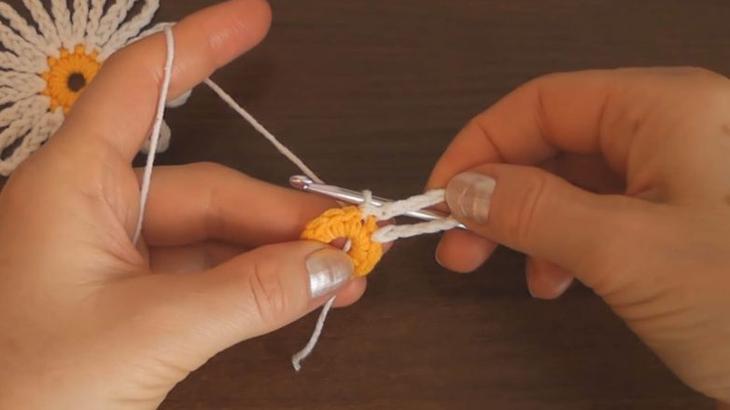 Цветочная поляна из остатков пряжи