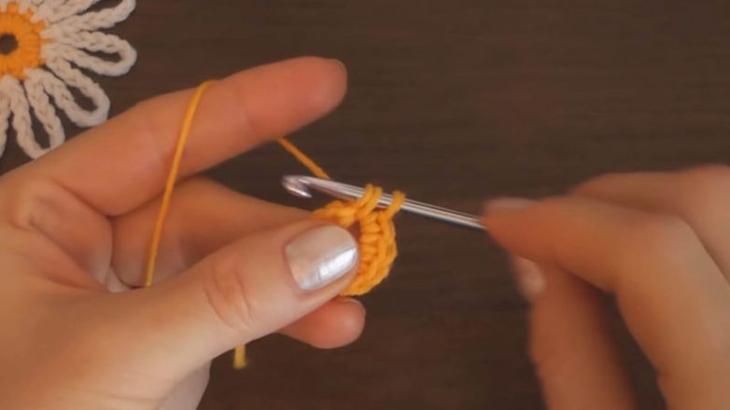 Цветочная поляна из остатков пряжи