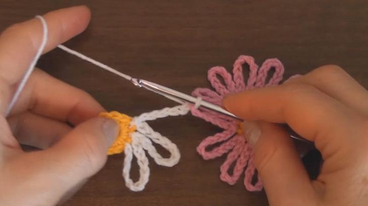 Цветочная поляна из остатков пряжи