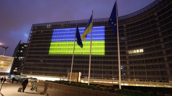 Акции солидарности в поддержку Украины в разных странах. Фото