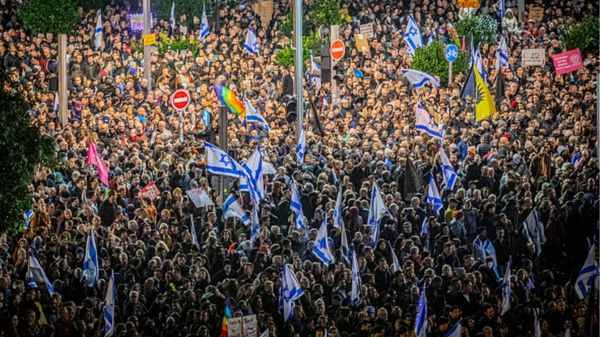 По стопам Путина? Нетаньяху обвиняют в попытке создать вертикаль власти. В Израиле раскол