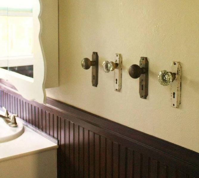 Идеи по использованию старых дверных ручек в интерьере