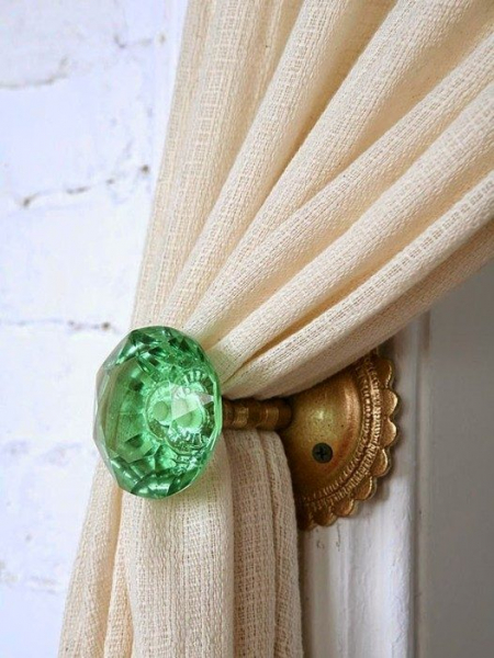 Идеи по использованию старых дверных ручек в интерьере