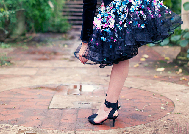 Как украсить одежду? Украшения одежды цветами, вышивкой, бисером, стразами