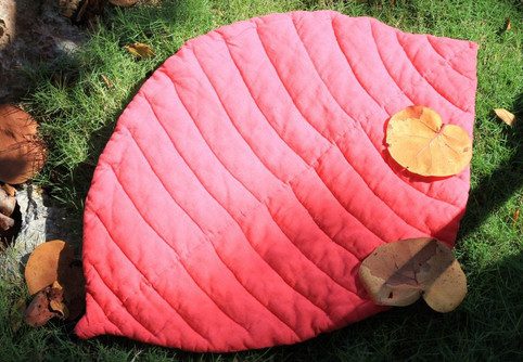 Коврики и пледы в форме листьев