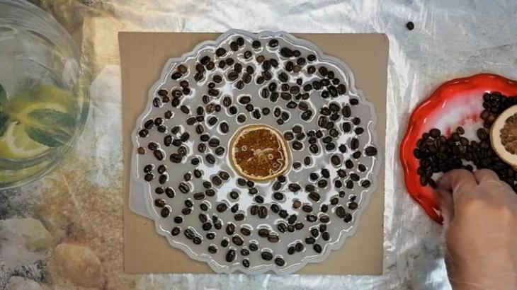 Стильная вещь из кофейных зёрен