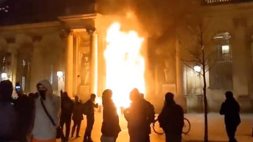 В Париже столкновения из-за пенсионной реформы, в Бордо подожгли муниципалитет. На улицы Франции вышли более миллиона человек