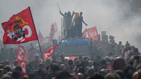 В Париже столкновения из-за пенсионной реформы, в Бордо подожгли муниципалитет. На улицы Франции вышли более миллиона человек
