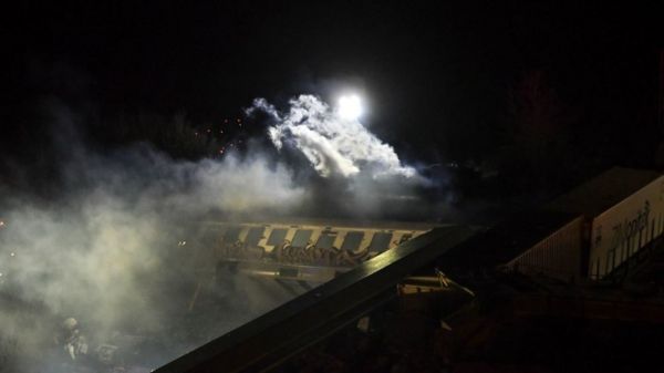 "В других вагонах люди не смогли выбраться": рассказы выживших в столкновении поездов в Греции