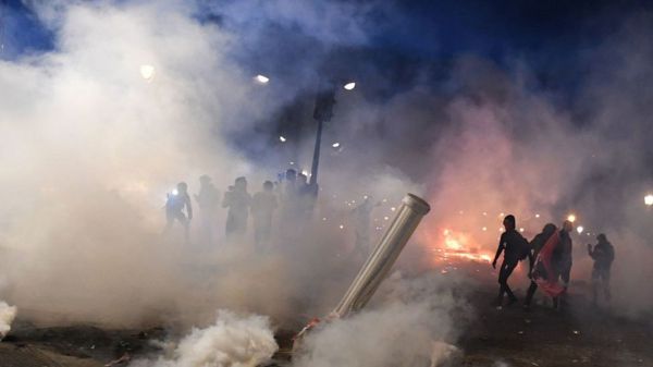 Макрон решил протолкнуть спорный закон о пенсиях без голосования. В Париже - беспорядки