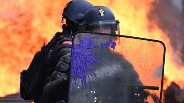 В Париже столкновения из-за пенсионной реформы, в Бордо подожгли муниципалитет. На улицы Франции вышли более миллиона человек