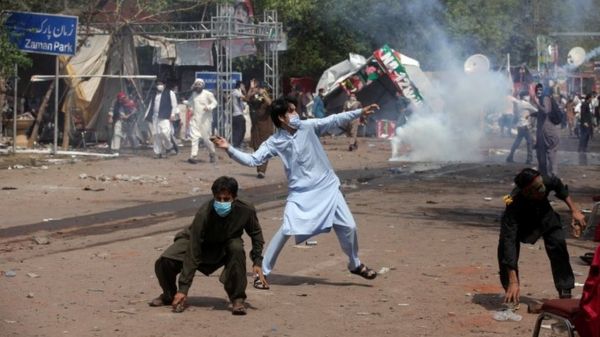 Полиция Пакистана отложила арест экс-премьера Хана. Его пытались поймать два дня