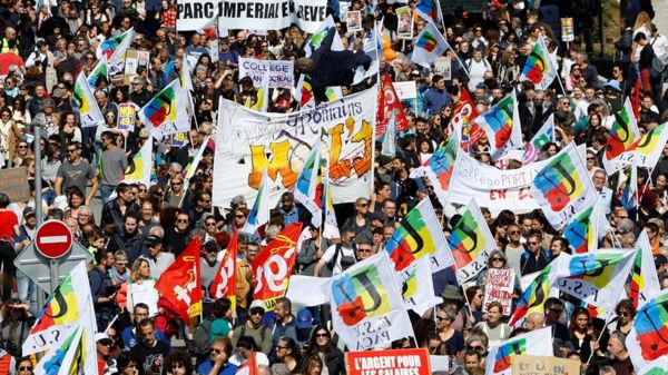В Париже столкновения из-за пенсионной реформы, в Бордо подожгли муниципалитет. На улицы Франции вышли более миллиона человек