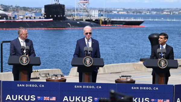 AUKUS: США продадут Австралии три атомных подлодки для защиты от Китая и будут регулярно патрулировать у ее берегов