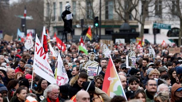 Макрон решил протолкнуть спорный закон о пенсиях без голосования. В Париже - беспорядки