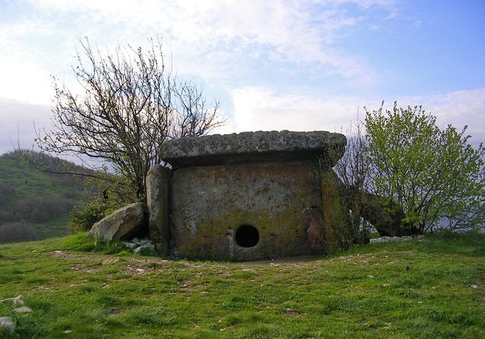 9 загадочных мест России, которые притягивают любителей мистического туризма