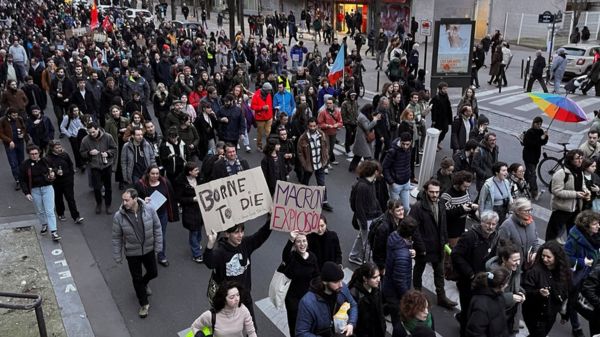 Протесты и беспорядки в Париже несмотря на запрет властей. Французы разгневаны повышением пенсионного возраста
