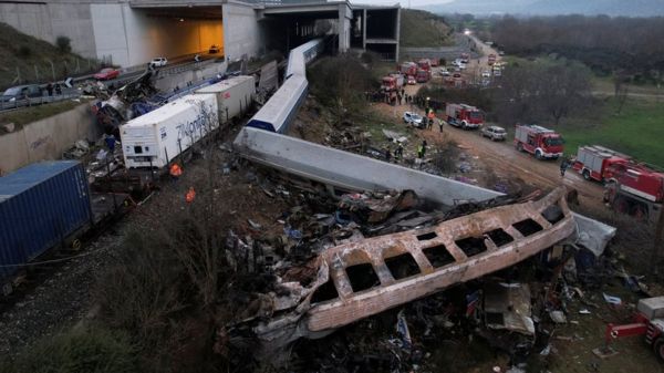 "В других вагонах люди не смогли выбраться": рассказы выживших в столкновении поездов в Греции