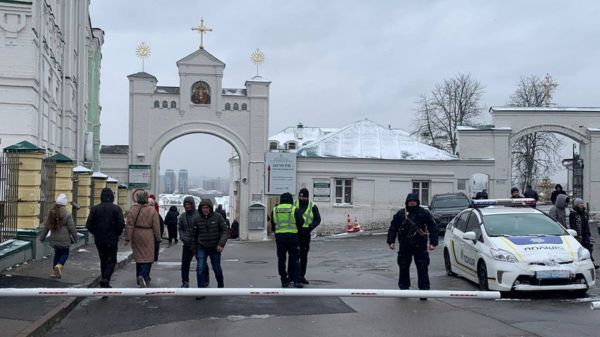 "Господь вам не простит". УПЦ отказалась освобождать Киево-Печерскую лавру, но один из ее архимандритов перешел в ПЦУ