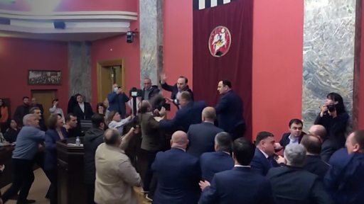 В Тбилиси протесты против закона об "иноагентах" переросли в столкновения с полицией