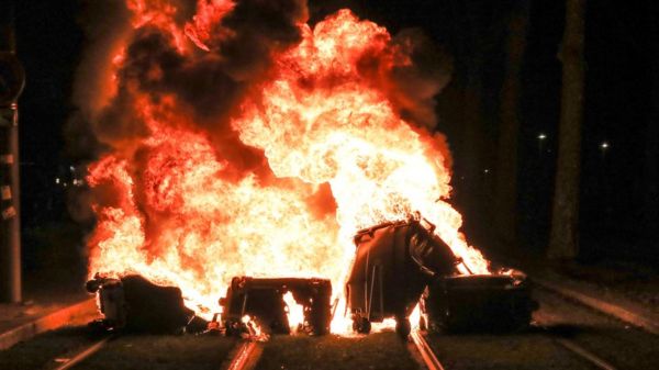 Протесты и беспорядки в Париже несмотря на запрет властей. Французы разгневаны повышением пенсионного возраста