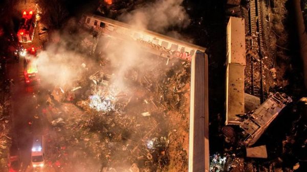 "В других вагонах люди не смогли выбраться": рассказы выживших в столкновении поездов в Греции