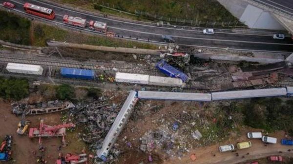 "В других вагонах люди не смогли выбраться": рассказы выживших в столкновении поездов в Греции