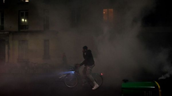 Протесты и беспорядки в Париже несмотря на запрет властей. Французы разгневаны повышением пенсионного возраста