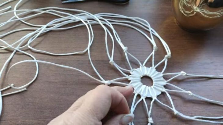 Интересная идея для дома из пластикового ведра из под майонеза