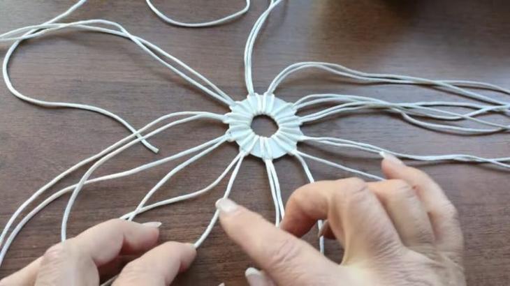 Интересная идея для дома из пластикового ведра из под майонеза