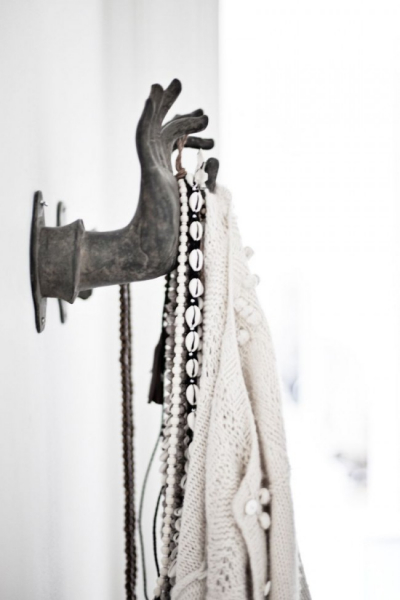 Настенная вешалка для одежды в прихожую: материалы, конструкции, дизайн