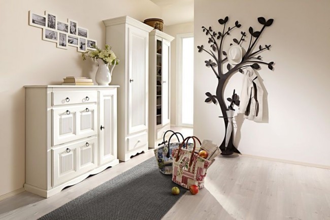 Настенная вешалка для одежды в прихожую: материалы, конструкции, дизайн