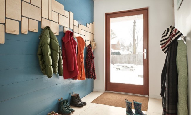 Настенная вешалка для одежды в прихожую: материалы, конструкции, дизайн