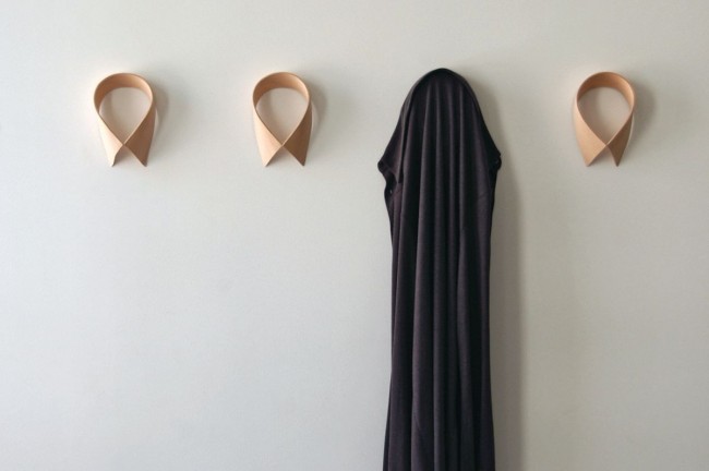 Настенная вешалка для одежды в прихожую: материалы, конструкции, дизайн