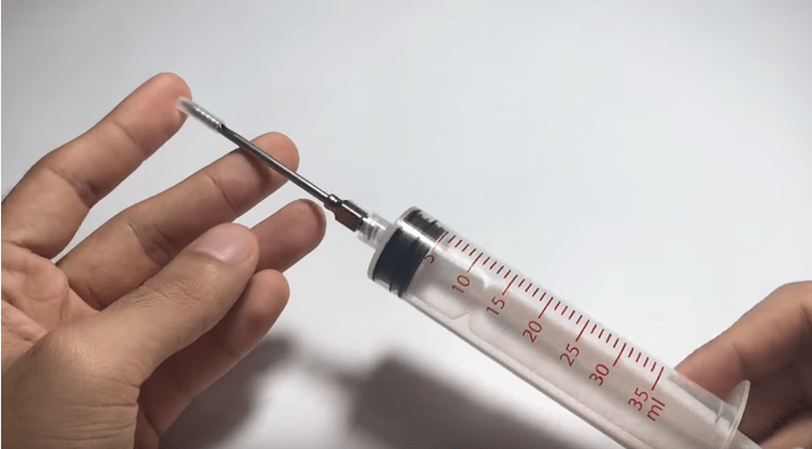 Необычная техника вышивания с помощью шприца