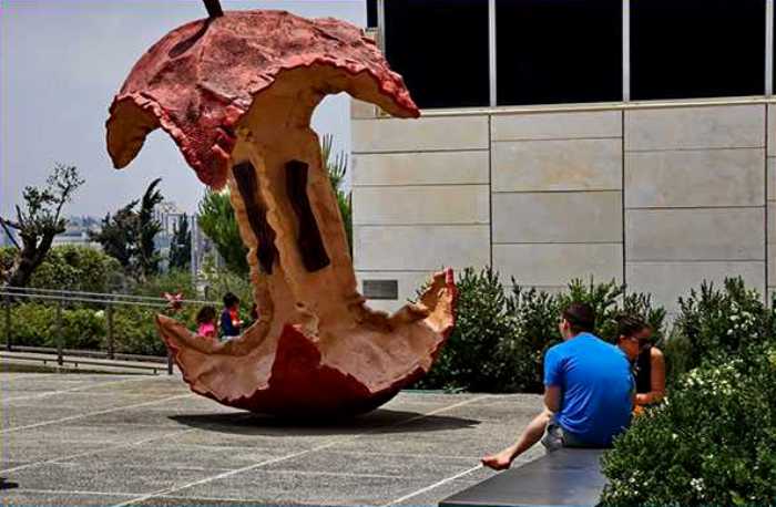 Шпроты, бегемоты и прищепка: самые странные памятники, которые придумали люди