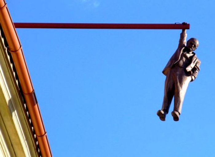 Шпроты, бегемоты и прищепка: самые странные памятники, которые придумали люди