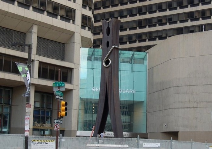 Шпроты, бегемоты и прищепка: самые странные памятники, которые придумали люди