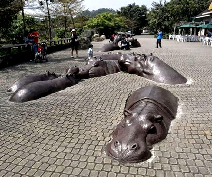 Шпроты, бегемоты и прищепка: самые странные памятники, которые придумали люди