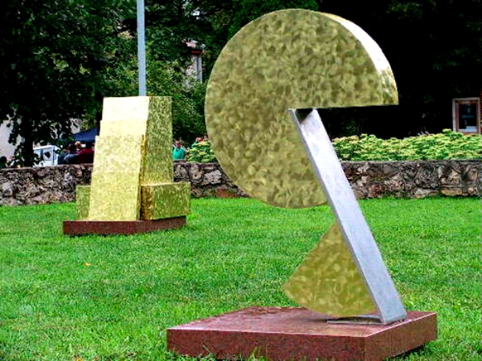 Шпроты, бегемоты и прищепка: самые странные памятники, которые придумали люди