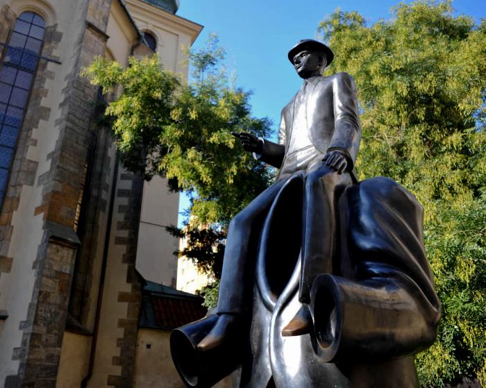 Шпроты, бегемоты и прищепка: самые странные памятники, которые придумали люди