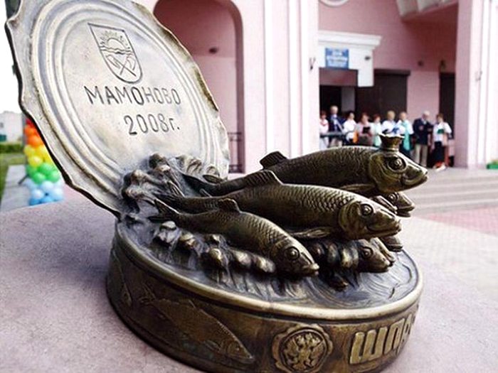 Шпроты, бегемоты и прищепка: самые странные памятники, которые придумали люди