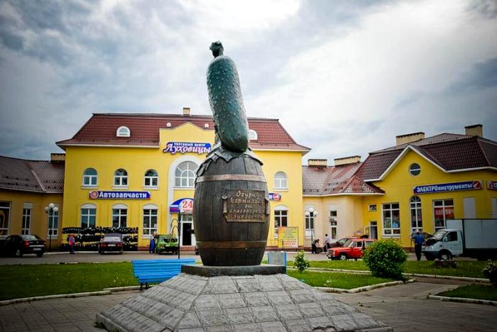 Шпроты, бегемоты и прищепка: самые странные памятники, которые придумали люди