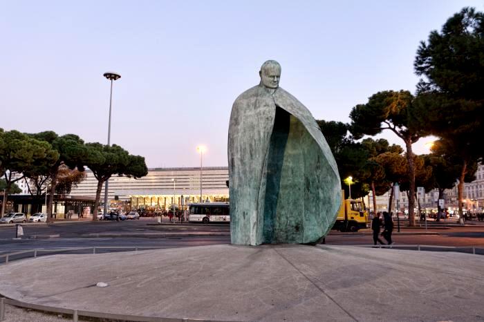 Шпроты, бегемоты и прищепка: самые странные памятники, которые придумали люди