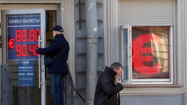 Рубль упал до уровня апреля 2022 года. В чем причина?