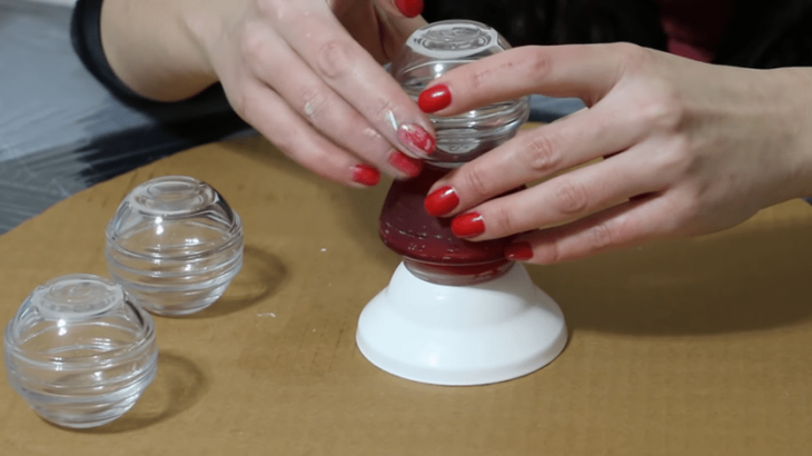 Эффектная лампа из пластикового ведра