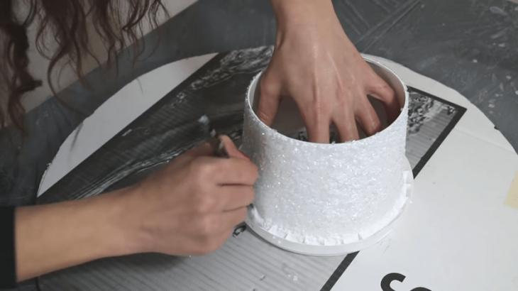 Эффектная лампа из пластикового ведра